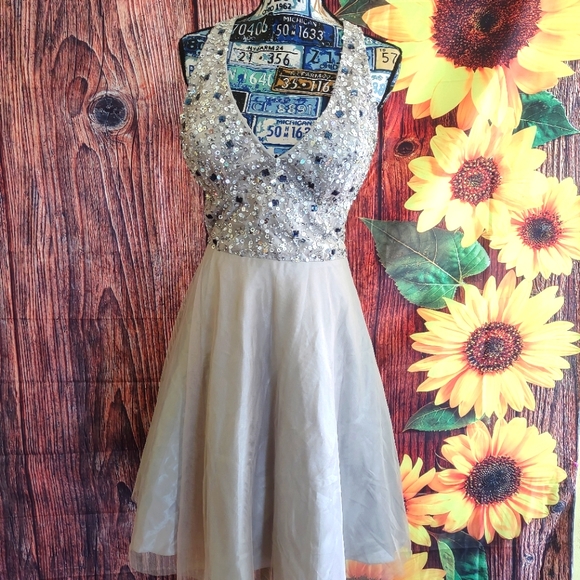 Gorgeous prom dress size 6 - Picture 1 of 10
